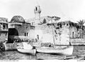 דייגים קושרים את סירותיהם ליד המסגד. מלחמת העולם הראשונה (1914-1918)
