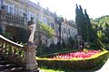 Parterre de haies et de fleurs.