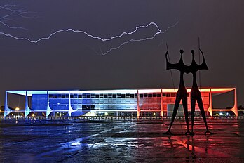 Um raio cai sobre o Palácio Presidencial, em Brasília, Brasil. Após os ataques terroristas do Estado Islâmico em diferentes cidades da França, o Brasil expressa sua solidariedade exibindo as cores da bandeira francesa no Palácio da Alvorada. 13 de novembro de 2015. (definição 3 888 × 2 592)