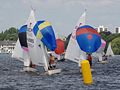 Piraten bei einer Wettfahrt an der Leetonne unter Spinnaker