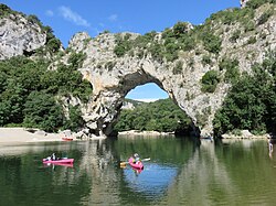 Vue du pont d'Arc depuis la rivière.