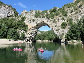 Le pont d'Arc de Vallon-Pont-d'Arc, entrée naturelle des gorges de l'Ardèche.