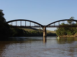 Ponte sobre o rio Sapucaí, entre Cordislândia e Machado