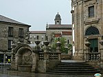 Parvis de l’église de la Vierge Pèlerine surplombant la place.