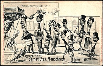 Cartão postal de caricatura emitido em 1905 pela Trierer Karnevalsgesellschaft Heuschreck (Associação carnavalesca gafanhotos de Tréveris), uma das associações carnavalescas mais antigas da Alemanha (fundada em 1848). O cartão mostra a diretoria da associação Der Kleine Rat (O pequeno conselho), cujos membros estão representados como garrafas (definição 3 325 × 2 156)