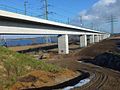 Der westliche Abschluss der Saale-Elster-Talbrücke vor dem See