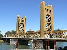 Photographie d'un pont marron par un jour ensoleillé.