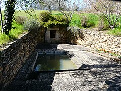 La fontaine et le lavoir.