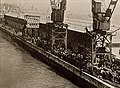 Fotografía tomada desde la cubierta de botes del Titanic: el muelle n.º 44 abarrotado de gente despidiéndose de los pasajeros a medida que el buque se apartaba.