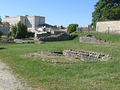 Angle sud-est de la palestre (arrière-plan à droite).