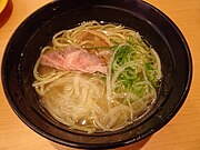 ラーメン店の「宍道湖しじみ中華蕎麦 琥珀」が監修したしじみ塩ラーメン[29]