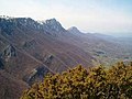 La Suva planina en été, avec vue sur le mont Trem et le mont Sokolov kamen.