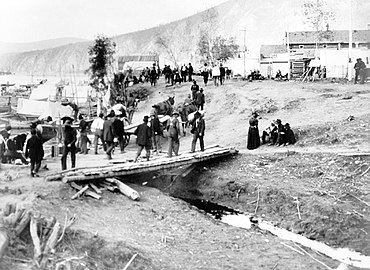 Dawson City, Yukon, Canada - 1898. Camp de base d'innombrables chercheurs d'or lors de la ruée du Klondike[7].