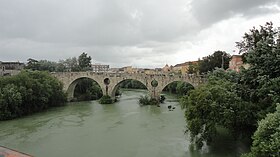 Pont piétonnier romain traversant le fleuve Volturno à Capoue, en Italie.