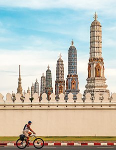 5. Platz mit 230 Stimmen „A man wearing face mask cycling by Wat Phra Kaew outside the wall of the Grand Palace, Bangkok“ von Kriengsak Jirasirirojanakorn, nachbearbeitet von Aristeas / CC-BY-SA 4.0