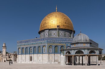 Cúpula da Rocha, um santuário islâmico no centro do complexo da mesquita de Al-Aqsa, no Monte do Templo, na Cidade Antiga de Jerusalém. É a obra de arquitetura islâmica mais antiga do mundo, a primeira estrutura religiosa arqueologicamente comprovada a ser construída por um governante muçulmano e suas inscrições contêm as primeiras proclamações epigráficas do Islã e do profeta islâmico Maomé. Designado pela UNESCO como Patrimônio Mundial, foi chamada de “o marco mais reconhecível de Jerusalém”, com duas estruturas próximas da Cidade Antiga: o Muro das Lamentações e a “Rotunda da Ressurreição” na igreja do Santo Sepulcro. (definição 4 288 × 2 848)