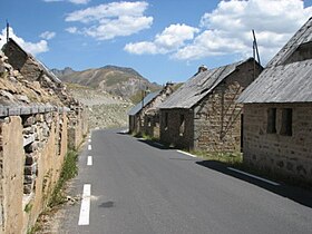 Vue partielle du camp traversé par la route de la Bonette (M2205).