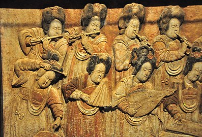 Musiciennes. Bas-relief, détail, marbre blanc peint. Cinq dynasties (907-960), après la chute de la dynastie Tang[12]