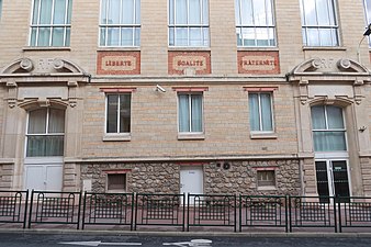 Détail de la façade de l'établissement rue Jean-Macé, au croisement avec la rue Carnot.