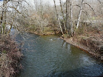 Le confluent de l'Auvézère et du Dalon (à droite, sur la commune de Génis).