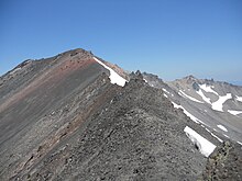 Vue depuis l'arête ouest vers le sommet.