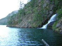 Domke Falls es la cascada más conocida que cae en el lago