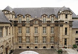 Fachada del patio del Hôtel Lamoignon de París (1584-1611)