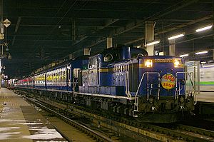 函館駅 - 札幌駅間を牽引するDD51形 （2005年1月 札幌駅）