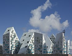 El proyecto de viviendas Isbjerget (Aarhus, Dinamarca), inspirado en la forma y el color de los icebergs, 2013, por CEBRA, JDS Architects, Louis Paillard, y SeARCH