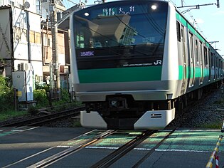 赤羽線を走行する埼京線のE233系7000番台 （2016年、板橋駅 - 十条駅間）