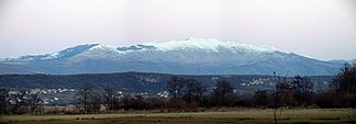 Schneebedeckte Kamešnica mit Spitze Konj