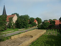 Bygatan och kyrkan i Nebelin.