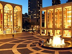 Exterior enfrentado a la plaza y al Metropolitan Opera.