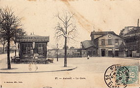 La gare, vers 1903. À l'extrême droite, on devine le début du viaduc de nos jours disparu.