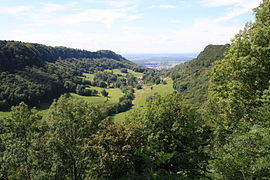 Reculée de Poligny, avec Poligny au font, et prieuré de Vaux-sur-Poligny au milieu.