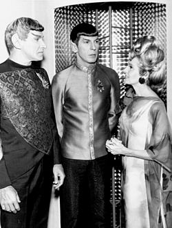 Mark Lenard (vänster) som Spocks pappa Sarek under inspelningen av Star Trek. I mitten syns Leonard Nimoy som Spock och till höger Jane Wyatt som modern Amanda