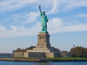 פסל החירות הוא אחד מסמליה של העיר ניו יורק ושל ארצות הברית בכלל. הפסל ניתן כמתנה לארצות הברית על ידי צרפת, לכבוד יום העצמאות ה-100 של ארצות הברית.