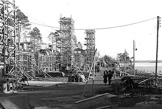 Husen närmast Mälaren under uppförande, 1956.