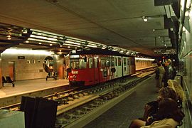 date inconnue Motrice Duewag articulée (série 369-391) sur la ligne R au nouveau terminus de la gare Lille-Flandres peu avant la mise en service des rames Breda VLC.