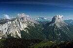 Vue du Grand Veymont et du mont Aiguille depuis le sud.