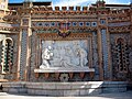 Vista del altorrelieve de los Amantes en la Escalinata de la Estación de Teruel, obra del escultor segoviano Aniceto Marinas (1921).