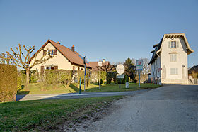 Frontière à Delle - Boncourt. À gauche, la France ; à droite, la Suisse.