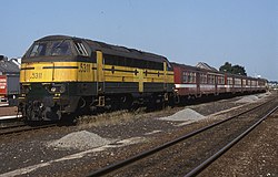 En fin de carrière, une rame de voitures M2 sur un train local à Bertrix. De telles rames assurèrent les premiers trains-Kayak vers Houyet