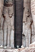 تمثال ميرت آمون (على اليمين) و اختها باكيتمات