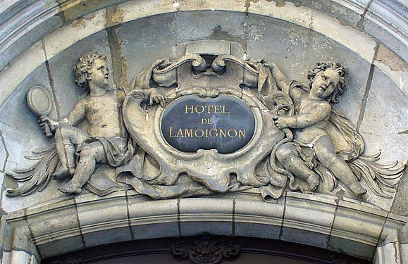 Detail of the tympanum with the name of the hôtel