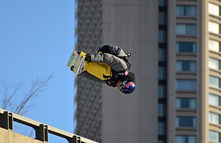 Sebastien Toutant, le gagnant de l'épreuve de Big Air 2011, en pleine action au centre-ville de Québec (Canada) (définition réelle 4 404 × 2 852)