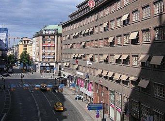 Vänster bild: Centrumhuset från Malmskillnadsbron 1945, fotograferad av Gunnar Lundh, höger bild: Centrumhuset från samma plats i juli 2008.