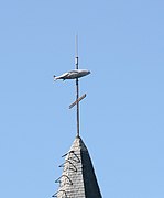 Le clocher de l'église Saint-Tudy, avec sa girouette représentant un thon.