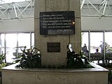 Inscripción en homenaje a Tom Jobim, en el Aeropuerto Internacional de Río de Janeiro «Tom Jobim» (Galeão).