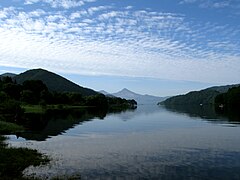 桧原湖北岸から望む磐梯山（中央）